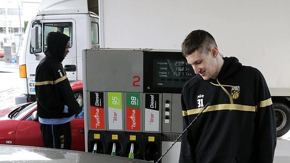 Dos jóvenes, en una gasolinera.