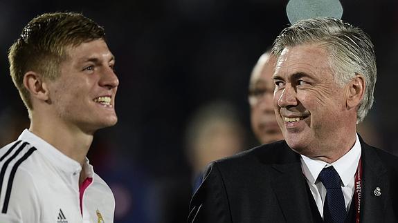 Kroos  (i) y Ancelotti. 