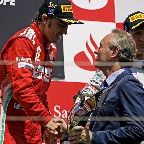 Alberto Fabra estrecha la mano de Fernando Alonso.