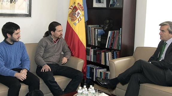 Pablo Iglesias (c), durante la reunión con el embajador representante permanente de España ante las Naciones Unidas, Román Oyarzun Marchesi. 
