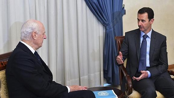 El presidente sirio, Bachar al Asad (d), durante una reunión con el enviado de la ONU para Siria, Staffan de Mistura (i).