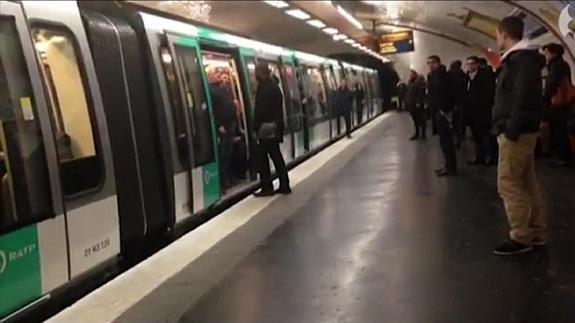 Momento en el que el hombre intenta acceder al metro. 