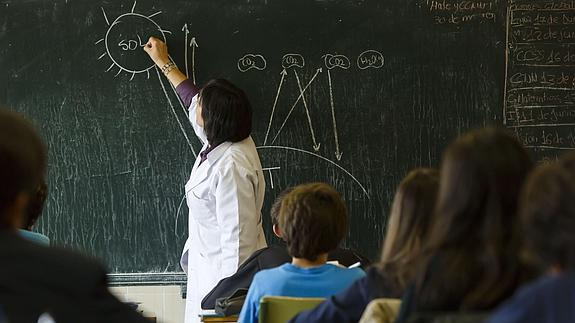 Una profesora da clase en un colegio de Burgos.