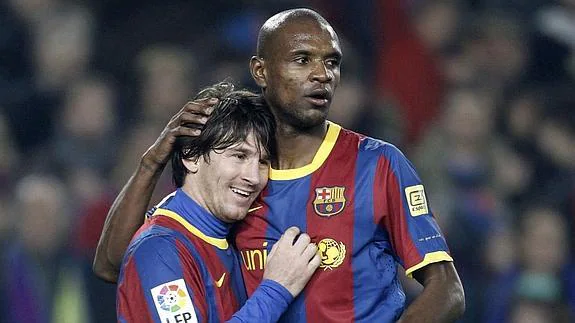 Messi (i) y Abidal, durante un partido. 