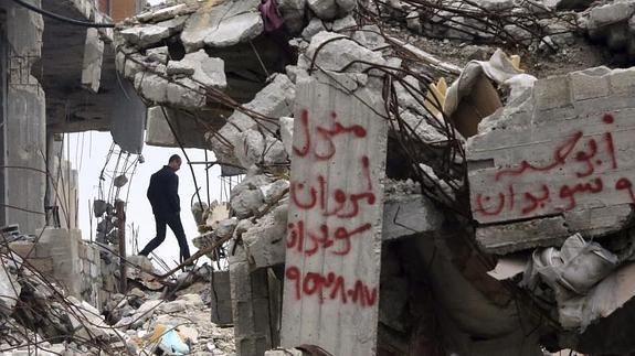 Un hombre palestino camina entre los escombros de viviendas en ruinas en Gaza.