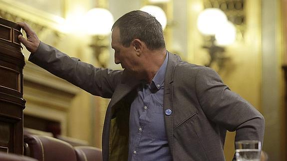 Joan Baldoví se agarra a la tribuna del Congreso. 