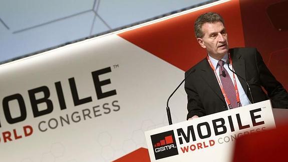 El comisario europeo de Economía y Sociedad Digital, Günther Oettinger, durante su intervención en la conferencia "El camino al 5G". 
