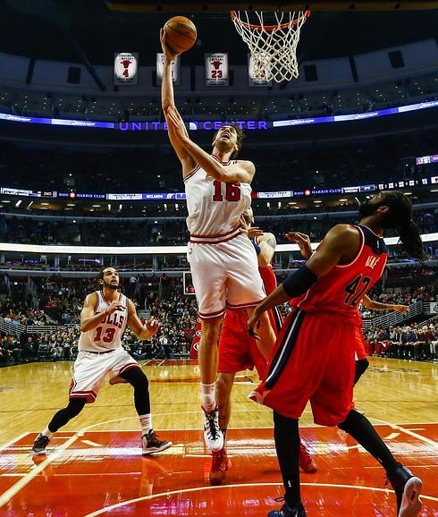 Pau Gasol entra a canasta. 