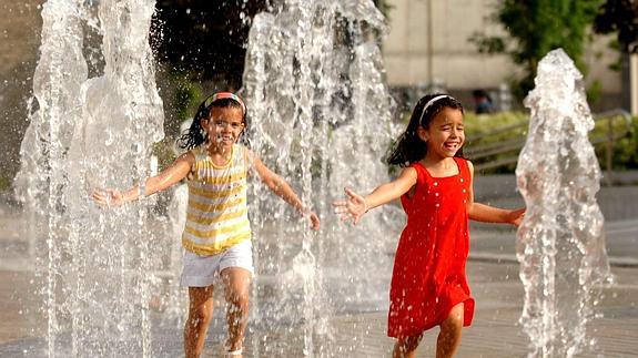ñas jugando en una fuente de Bilbao.