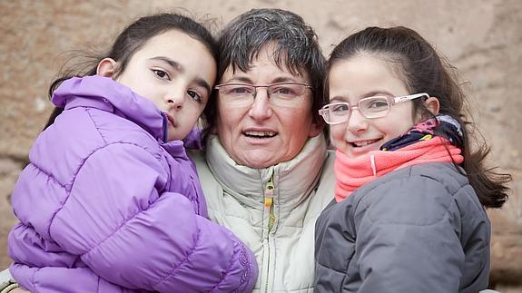 Una madre soltera con sus dos hijas. 