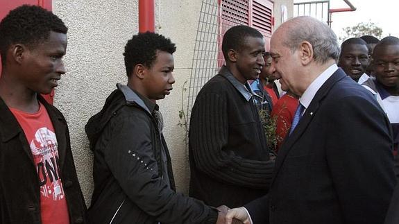 Fernández Díaz, ayer, durante su visita al CETI de Ceuta.