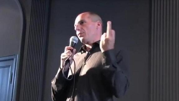El ministro griego de Finanzas, Yanis Varoufakis. con el falso gesto. 