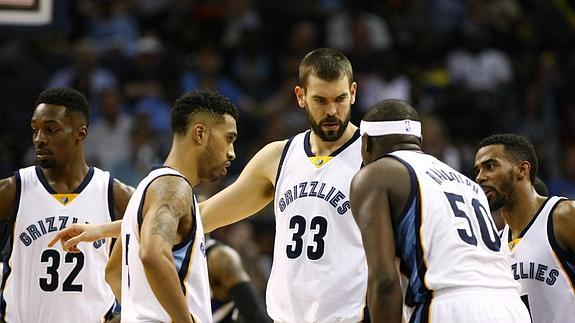 Marc Gasol, rodeado de sus compañeros de los Grizzlies. 