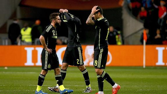 Carvajal, Albiol y Víctor Machín, durante el partido amistoso contra Holanda. 