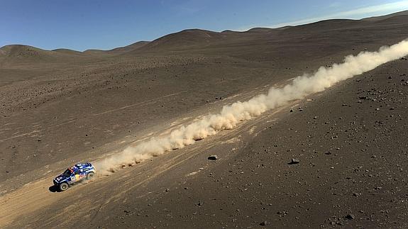 Un automóvil atraviesa el desierto de Atacama. 