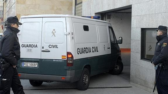 Las imputadas, en un furgón de la Guardia Civil.