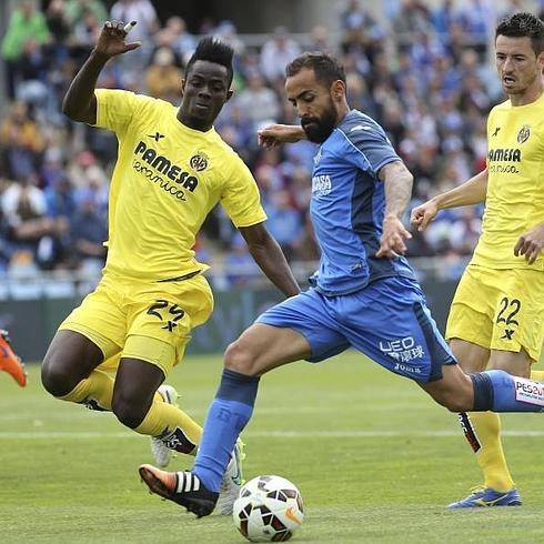 Diego Castro, del Villarreal, avanza con el balón.