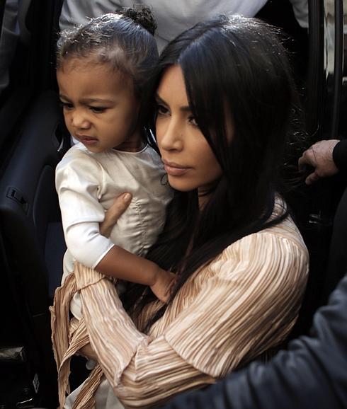 Kim Kardashian y su hija. 