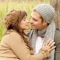 Una pareja, besándose.
