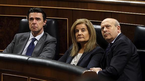 Los ministros de Industria, José Manuel Soria, de Empleo, Fátima Báñez, y de Educación, José Ignacio Wert (d), en el Congreso.