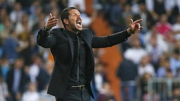 Simeone da instrucciones en el partido. 