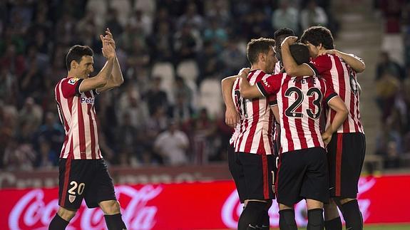 Los jugadores del Athletic Club celebran el gol de Beñat Etxebarría. 