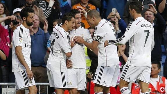 Los jugadores del Real Madrid celebran un gol. 