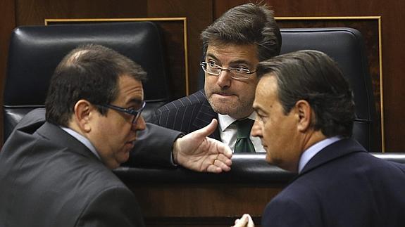 Rafael Catalá conversa con el diputado de CiU Jordi Jané y el diputado popular Agustín Conde. 
