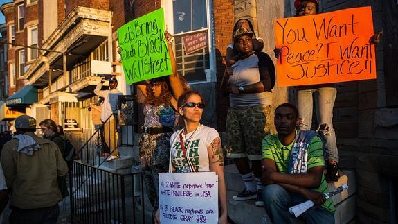 Algunos de los manifestantes ayer en Baltimore. 