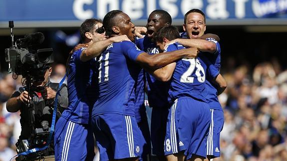 Los jugadores del Chelsea celebran el gol decisivo. 