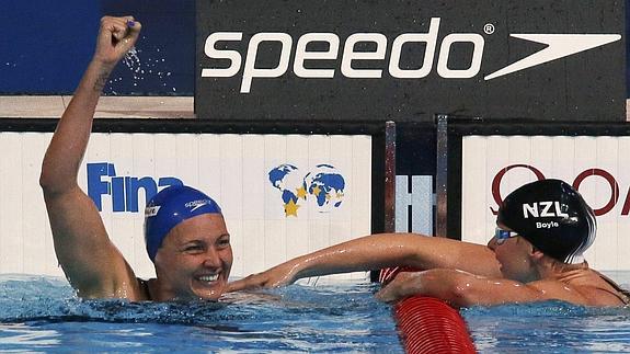 Melanie Costa (i) celebra una medalla en los Mundiales de Barcelona