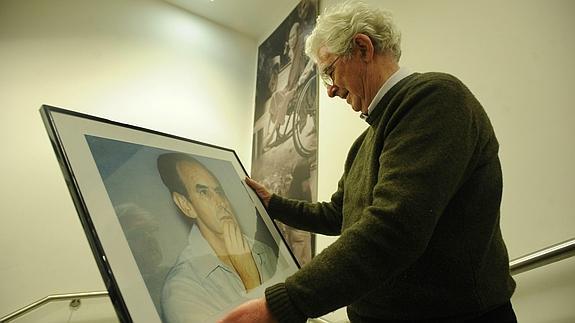 Jose Ellacuria, muestra un retrato de su hermano Ignacio.