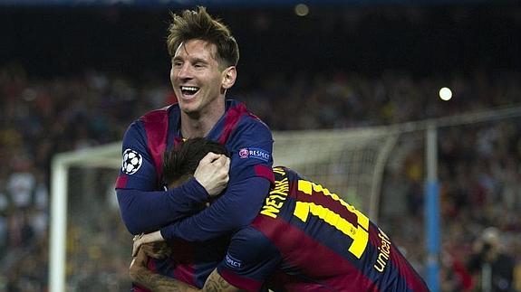 Messi (i) abraza a Neymar tras marcar un gol. 