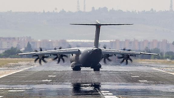 El A400M se dispone a tomar tierra en Sevilla. 