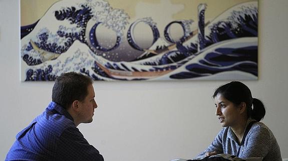 Dos personas charlan en el Campus Google de Los Ángeles. 