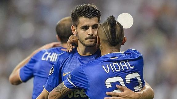 Vidal abraza a Morata tras el gol. 