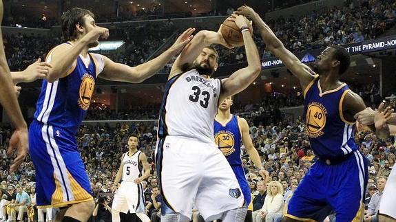 Marc Gasol (de blanco), en una jugada.