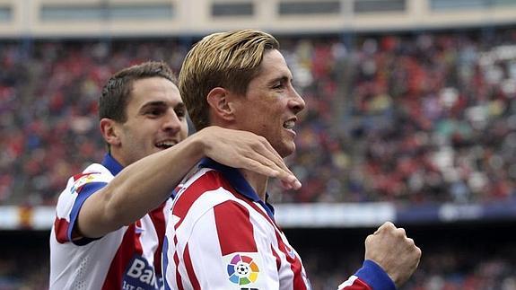 Fernando Torres celebra un gol junto a Koke (i). 