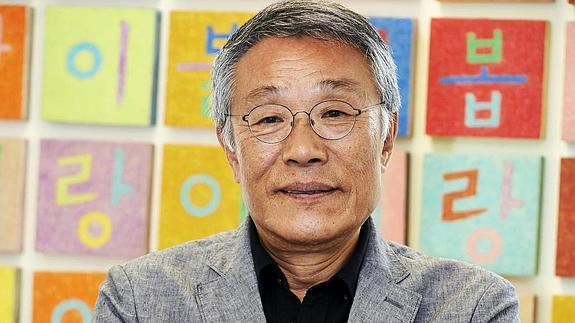 El escritor coreano Hwang Sok-yong.