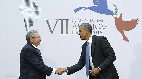 Saludo entre Raúl Castro y Barack Obama en la Cumbre de las Américas de Panamá.
