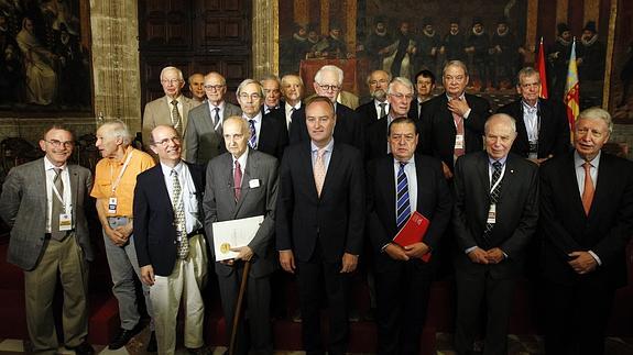 Alberto Fabra, junto con el jurado de los premios Jaime I. 