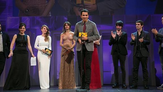 Carlos Rincón, de Warner Bros. recogiendo un premio en la gala del pasado año.