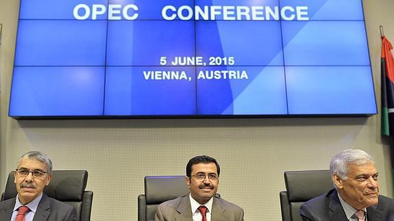 Los presidentes alternos de la OPEP, Ahmed Messili (i) y Mohammed bin Saleh Al Sada (c), y el secretario general Abdalla Salem El-Badri (d).