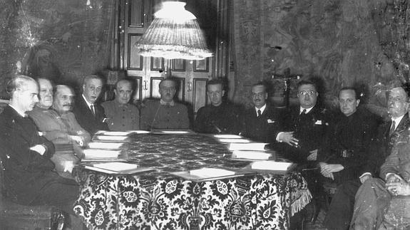 Reunión de ministros de Franco, en plena Guerra Civil, en febrero del 38.