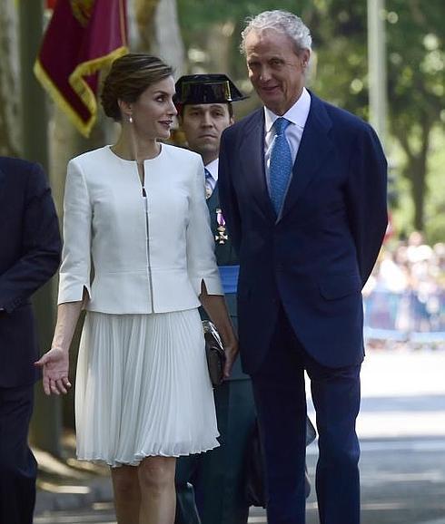 La reina Letizia habla con Pedro Morenés.