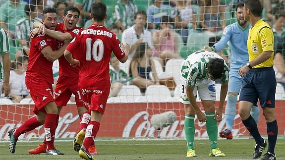 Los jugadores del Sporting de Gijón celebran el primer gol ante el Real Betis. 