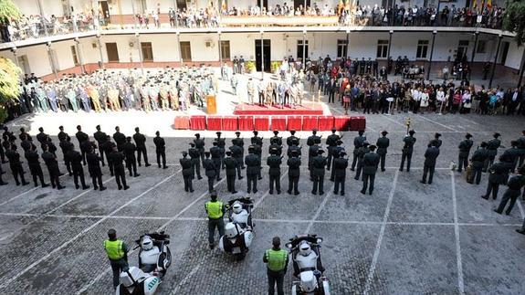 Agentes durante un desfile. 