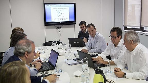 Carlos Floriano y Javier Arenas durante la reunión de la Comisión de Seguimiento de los Pactos hoy en Madrid. 