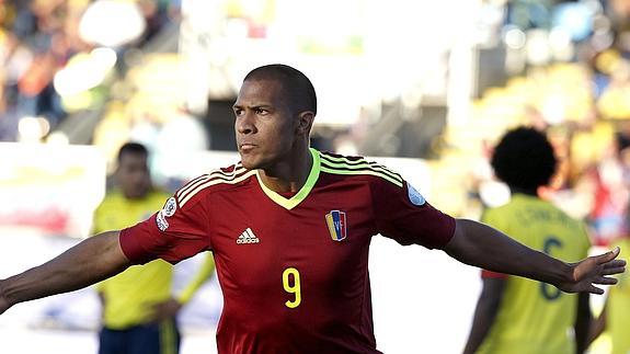 El delantero venezolano José Rondón celebra el gol marcado a la selección colombiana.