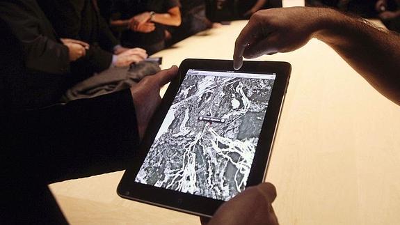 Un hombre consulta Google Maps en una tableta. 